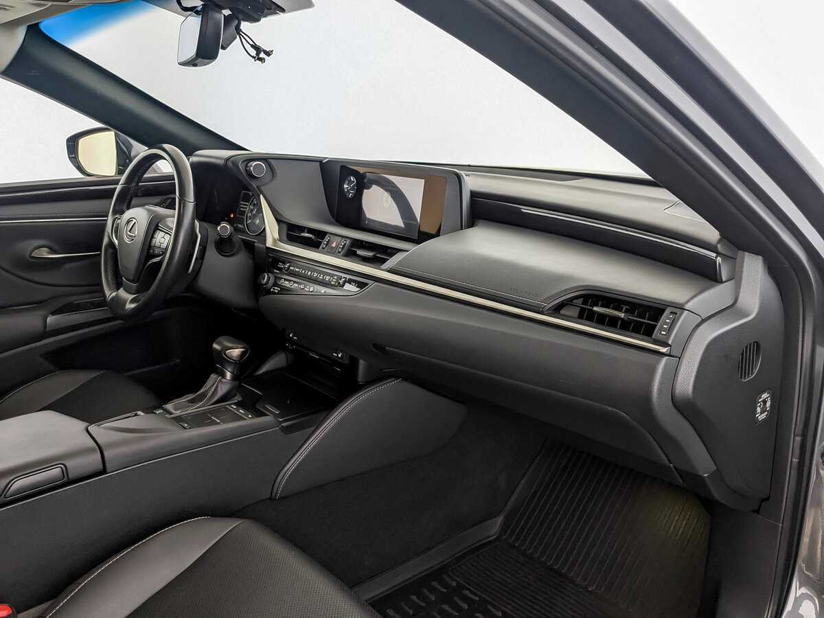 Lexus ES с пробегом — 2019 год. Фото: #10