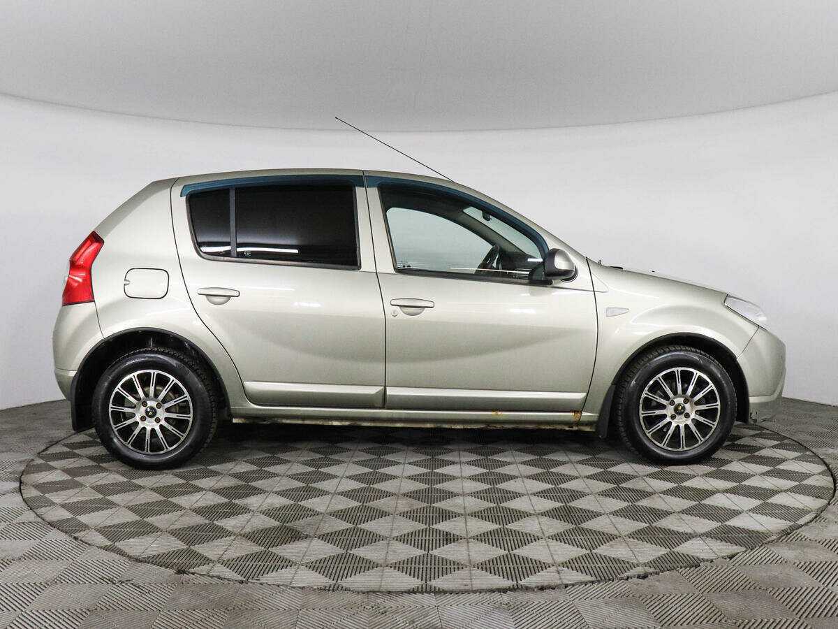 Renault Sandero с пробегом — 2011 год. Фото: #3