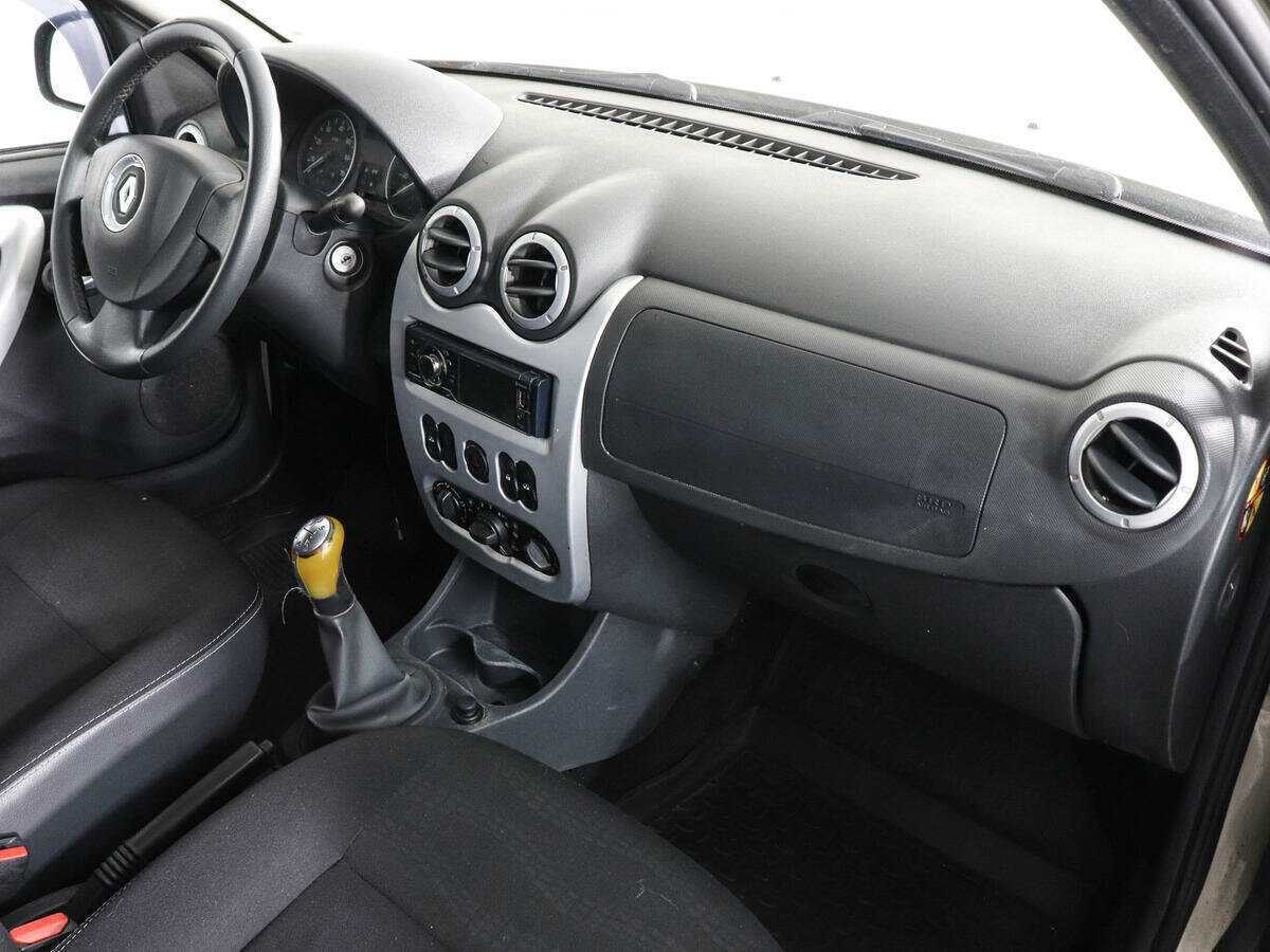 Renault Sandero с пробегом — 2012 год. Фото: #7