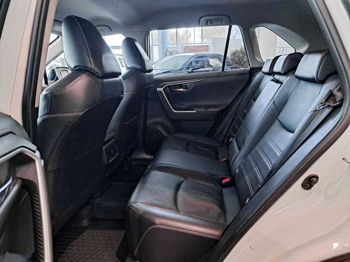 Toyota RAV4 с пробегом — 2021 год. Фото: #9