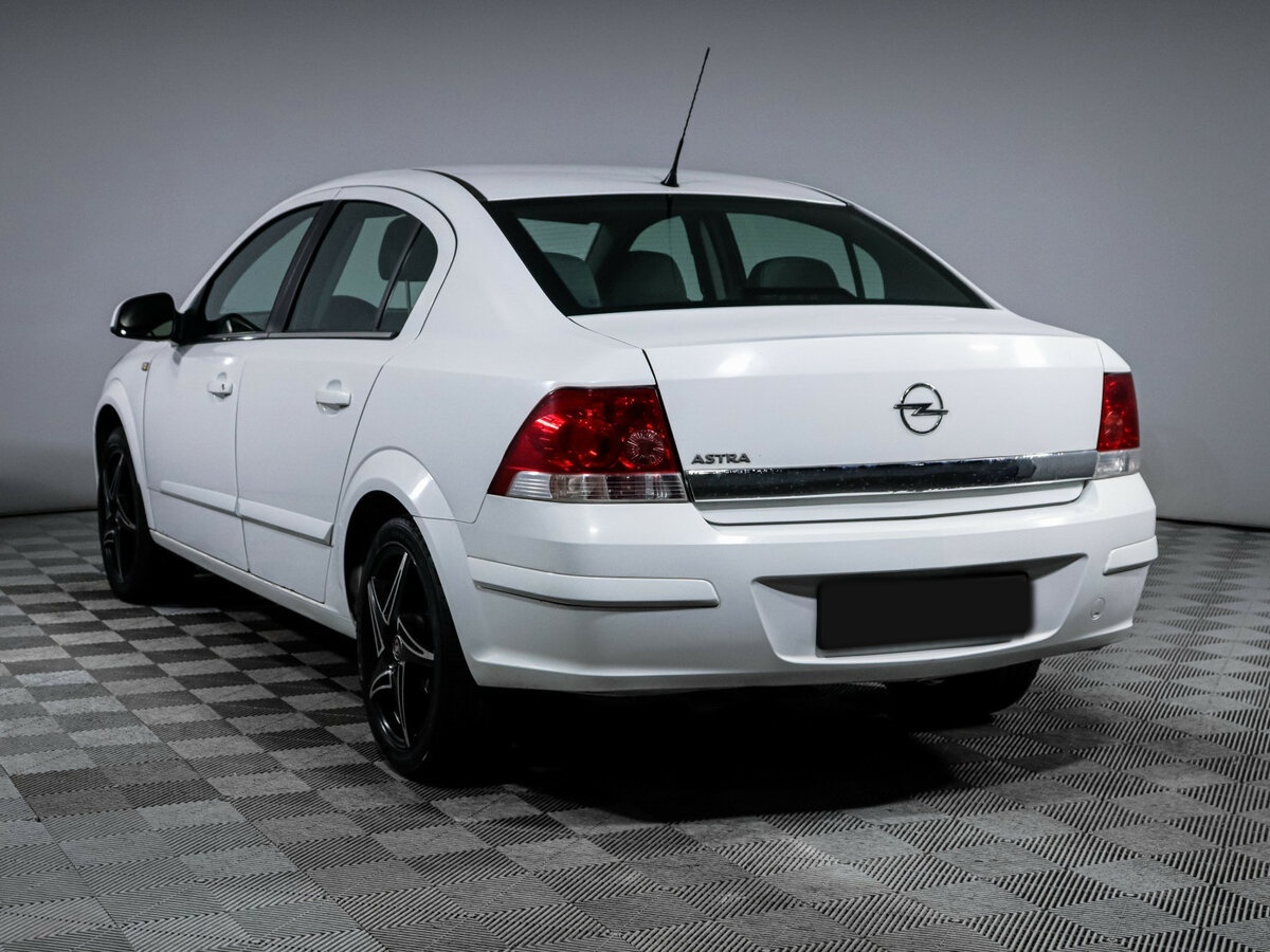 Opel Astra с пробегом — 2011 год. Фото: #5