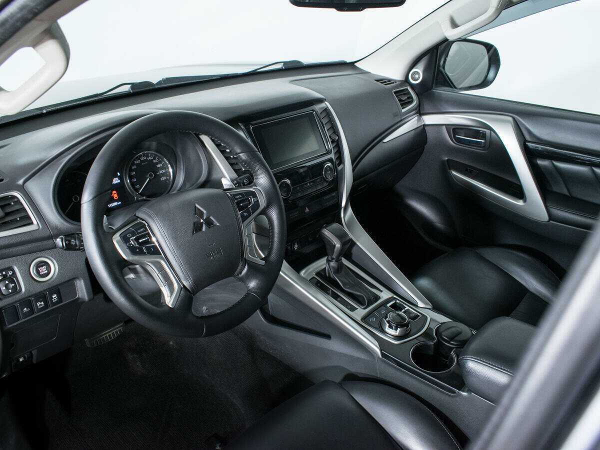 Mitsubishi Pajero Sport с пробегом — 2016 год. Фото: #15