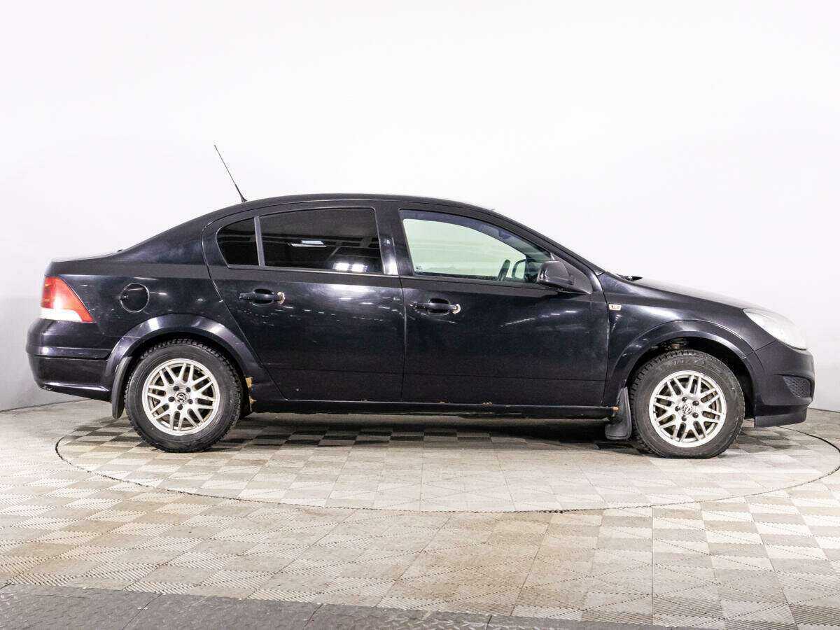 Opel Astra с пробегом — 2011 год. Фото: #3