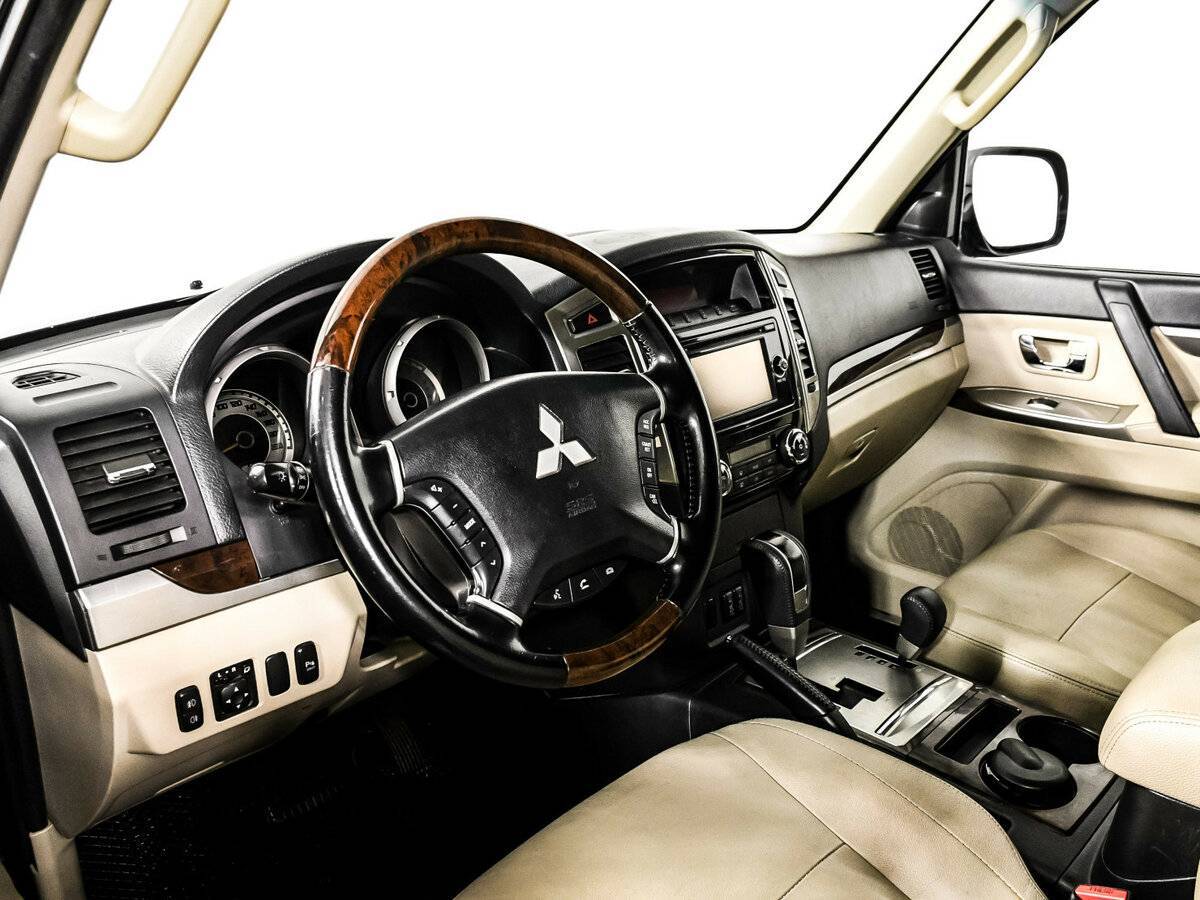 Mitsubishi Pajero с пробегом — 2017 год. Фото: #12