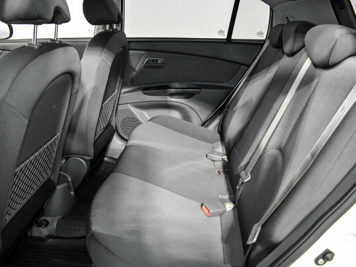 Kia Rio с пробегом — 2010 год. Фото: #10