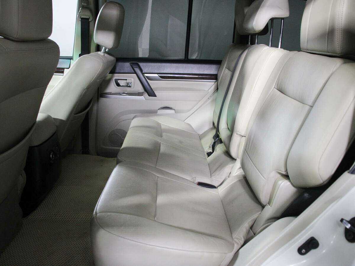 Mitsubishi Pajero с пробегом — 2017 год. Фото: #9