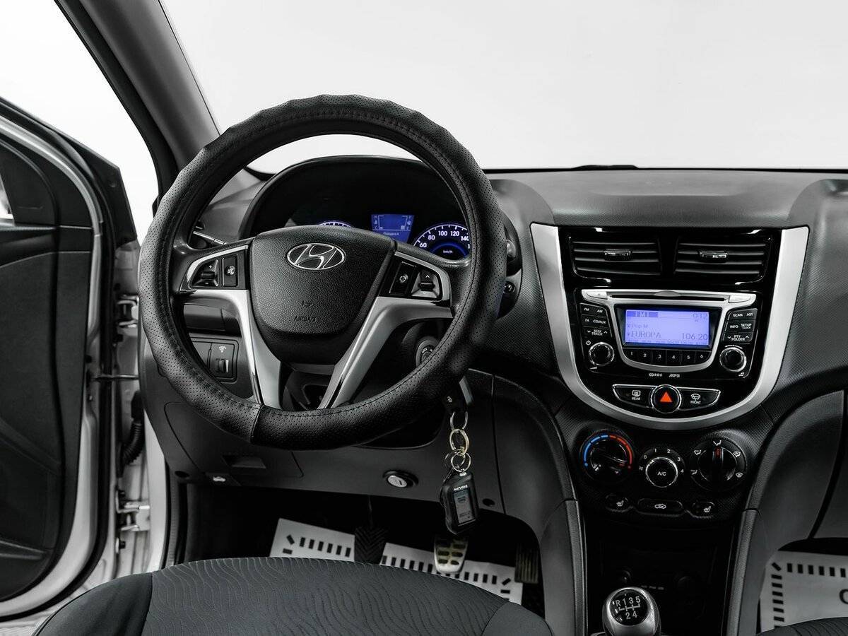 Hyundai Solaris с пробегом — 2011 год. Фото: #11