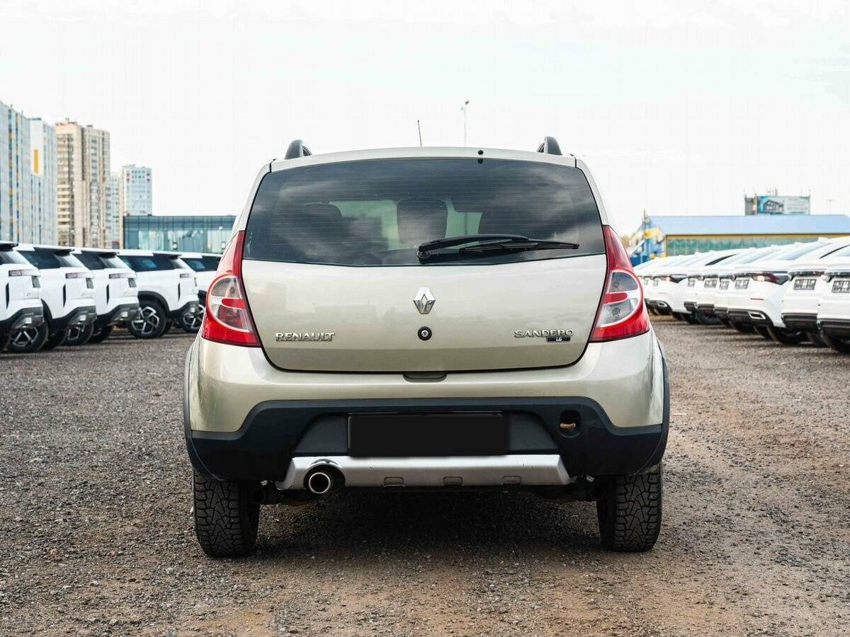 Renault Sandero с пробегом — 2011 год. Фото: #4