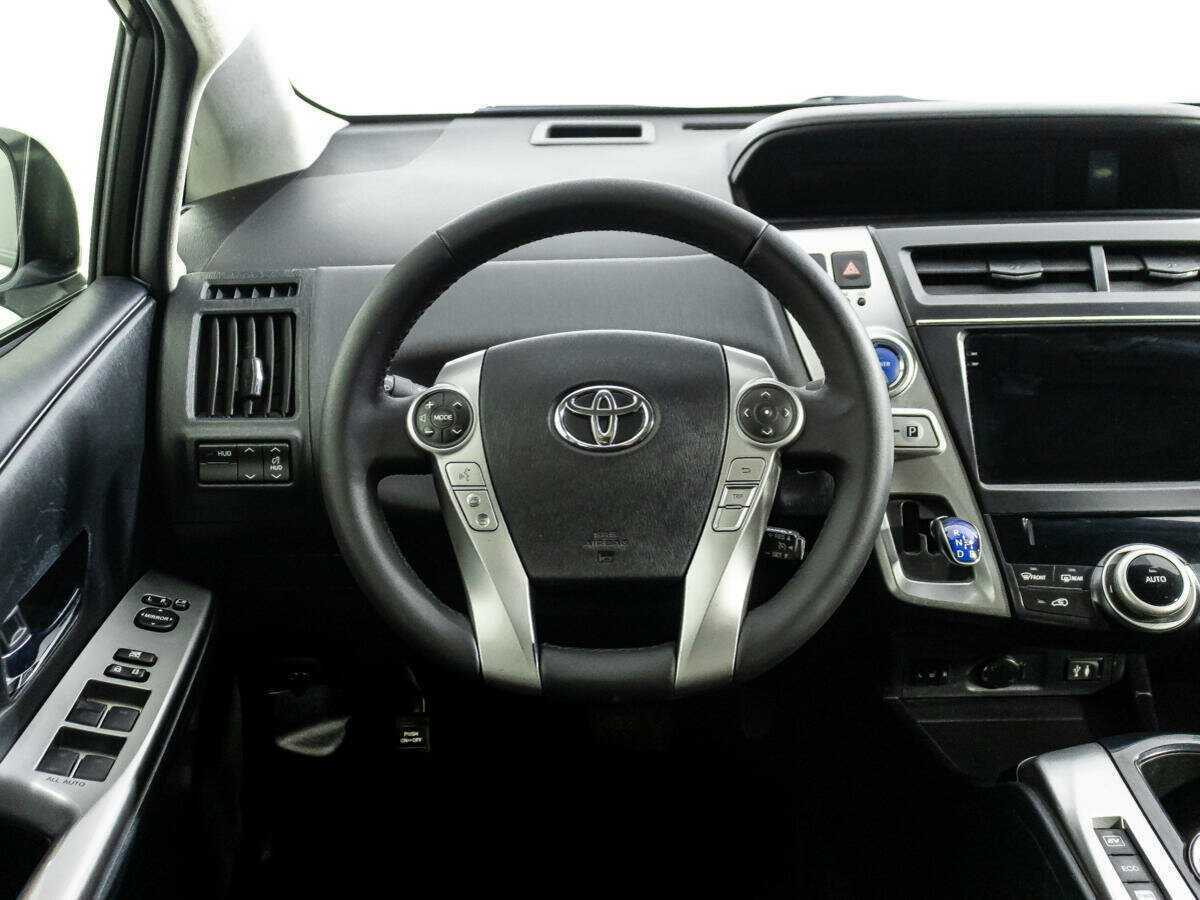 Toyota Prius v (+) с пробегом — 2015 год. Фото: #20