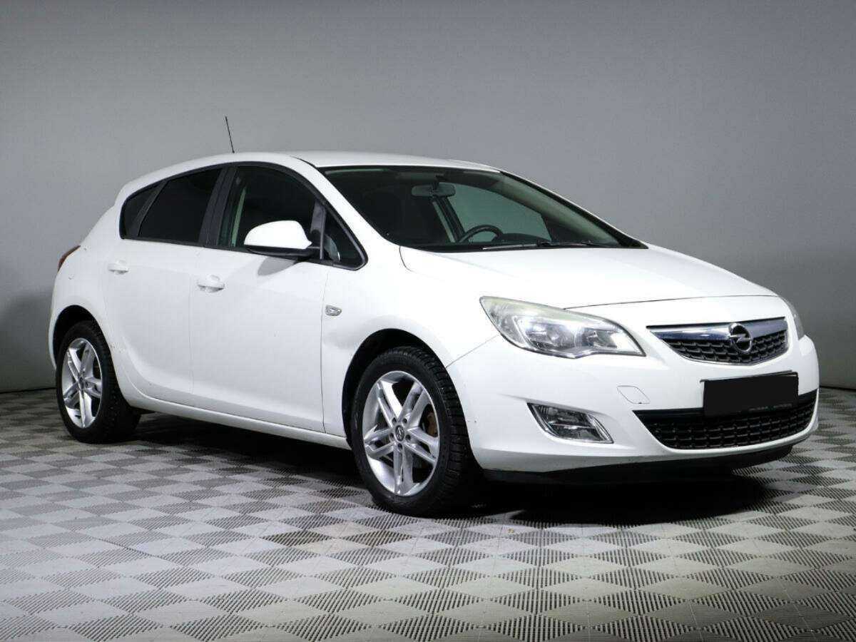 Opel Astra с пробегом — 2011 год. Фото: #2