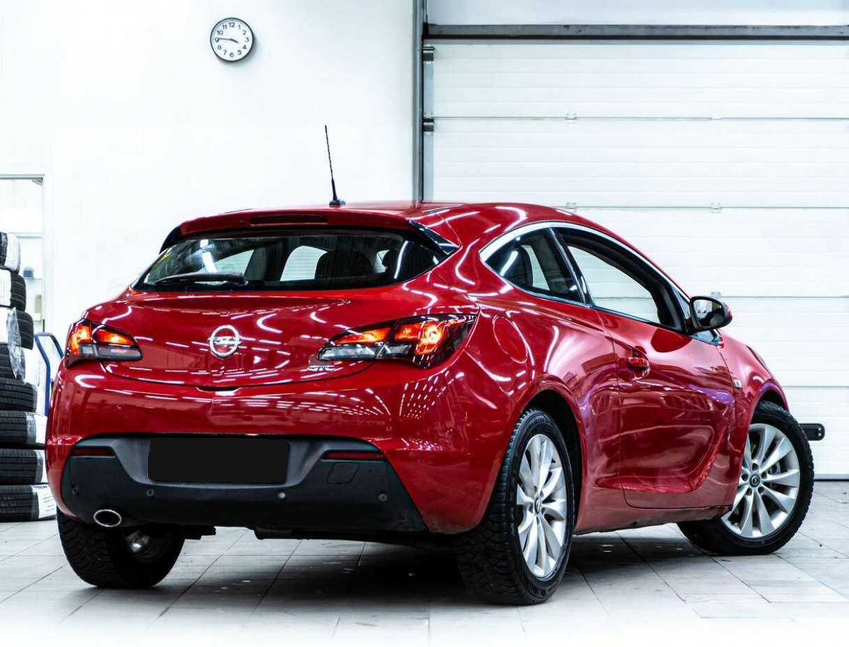 Opel Astra с пробегом — 2012 год. Фото: #2