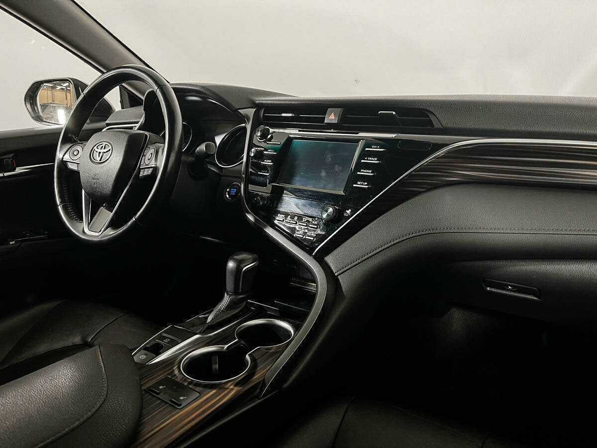 Toyota Camry с пробегом — 2018 год. Фото: #8