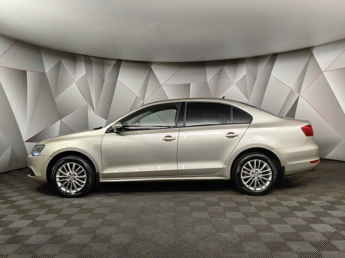 Volkswagen Jetta с пробегом — 2012 год. Фото: #4