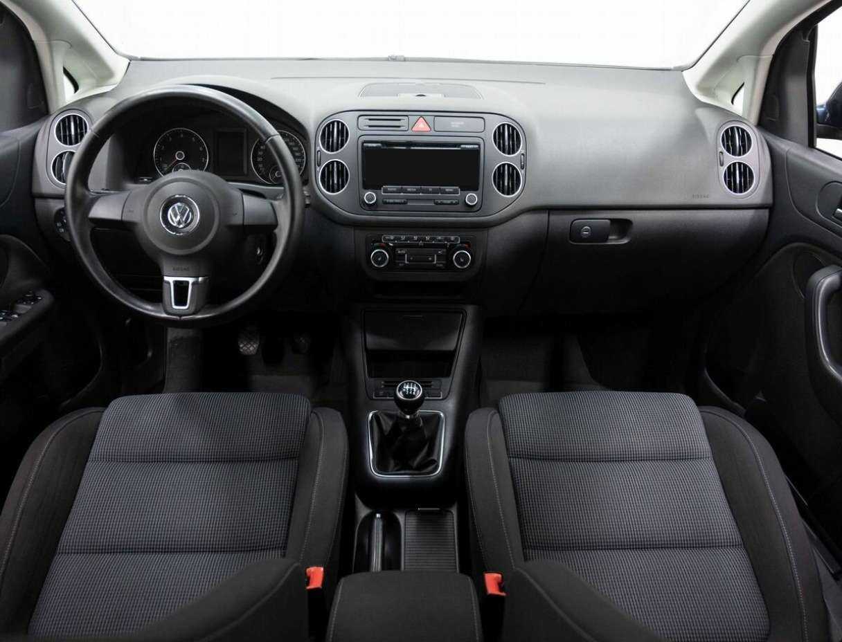 Volkswagen Golf Plus с пробегом — 2011 год. Фото: #12