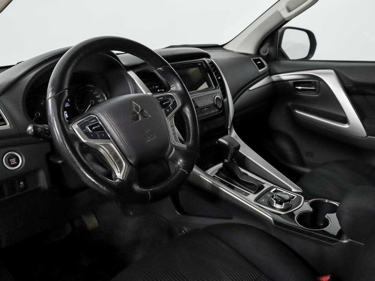 Mitsubishi Pajero Sport с пробегом — 2017 год. Фото: #8