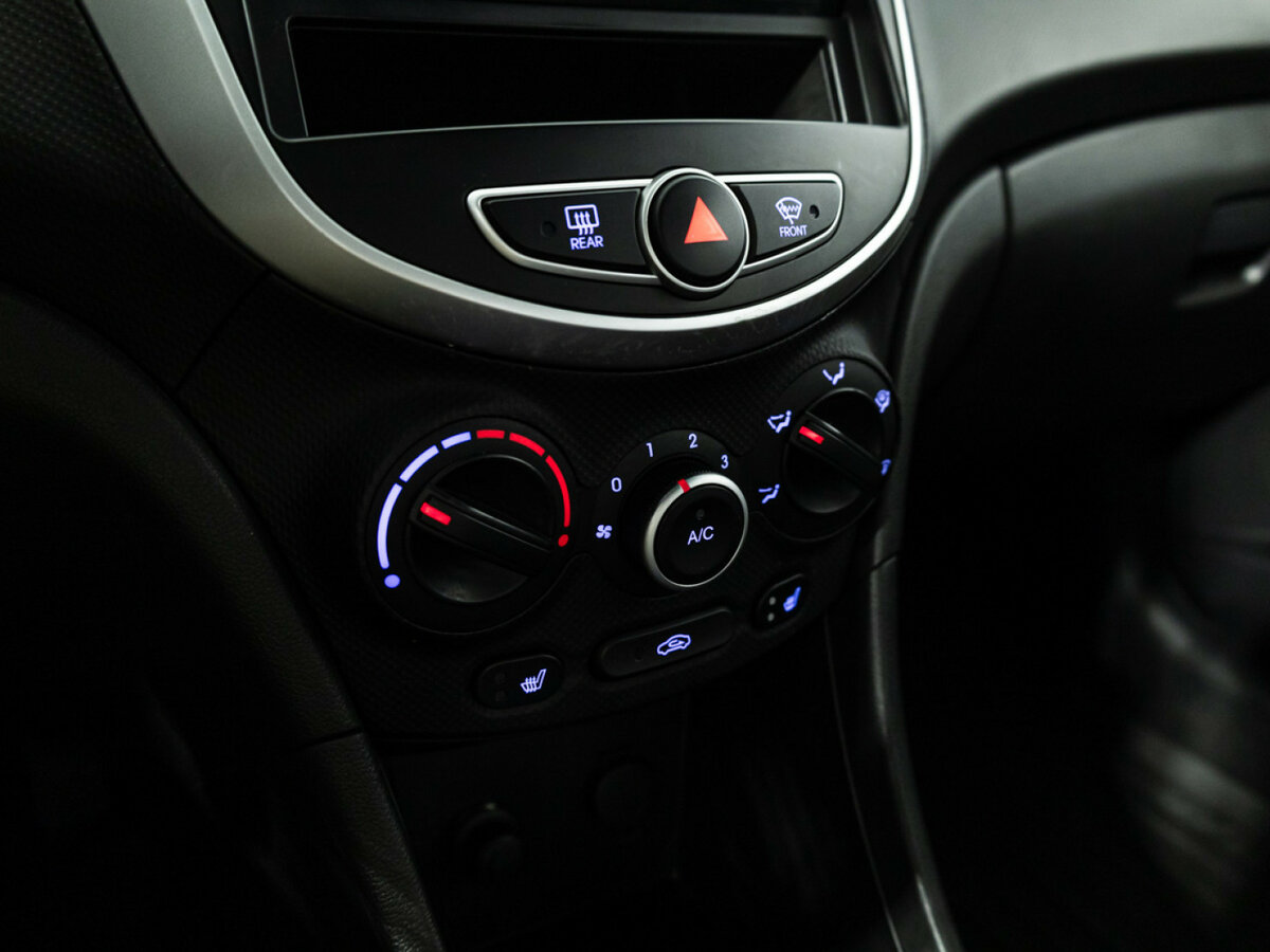 Hyundai Solaris с пробегом — 2011 год. Фото: #13