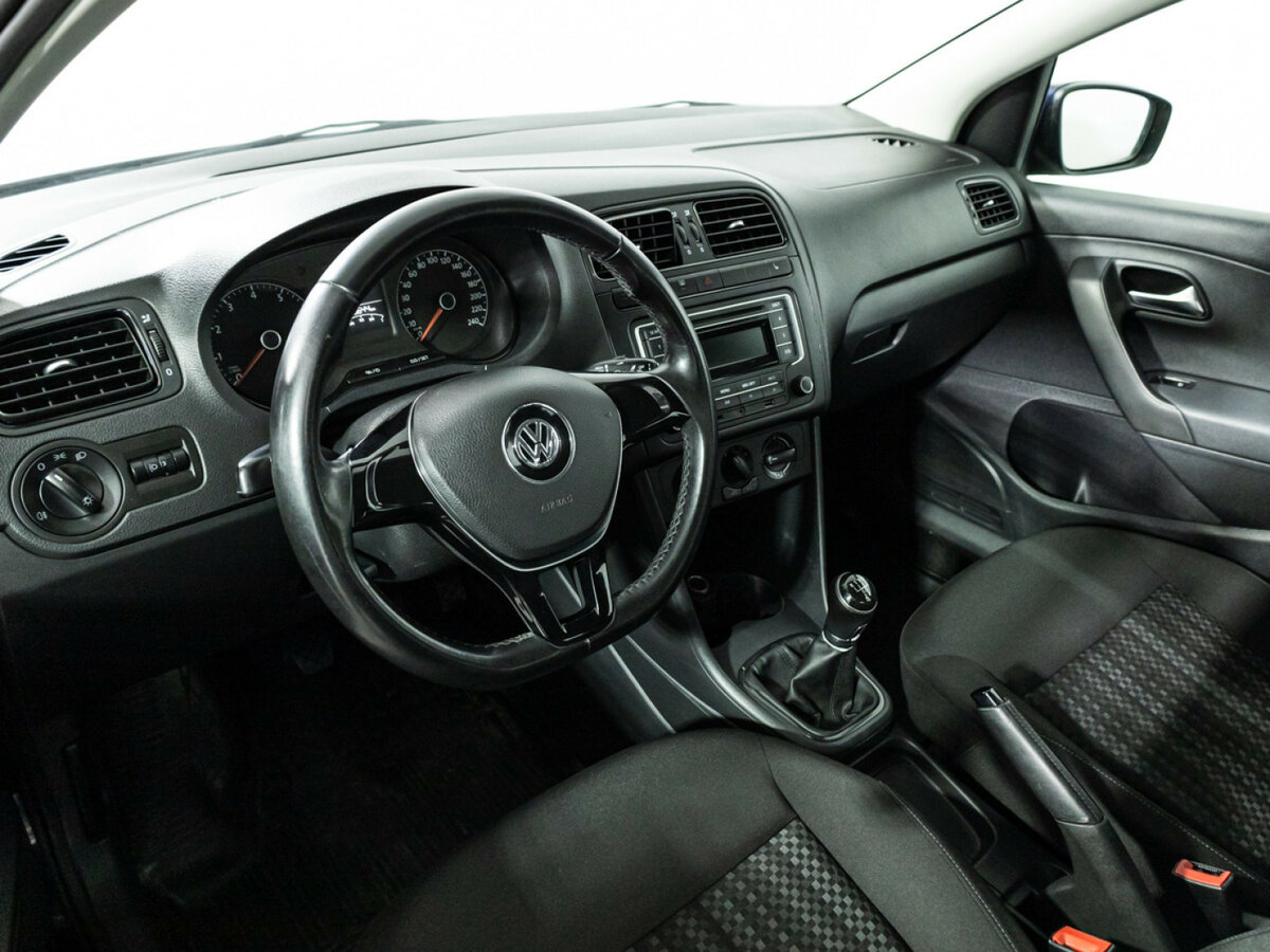 Volkswagen Polo с пробегом — 2015 год. Фото: #10