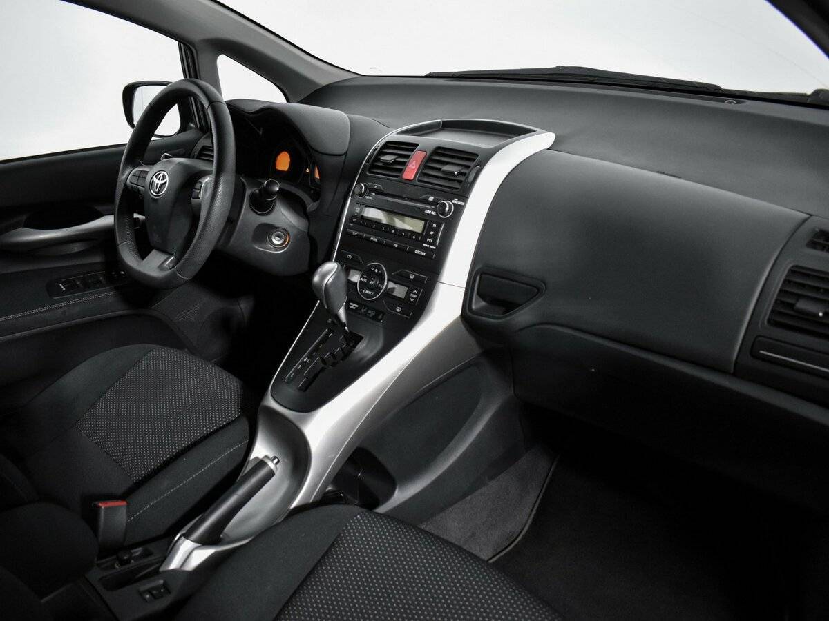Toyota Auris с пробегом — 2012 год. Фото: #12