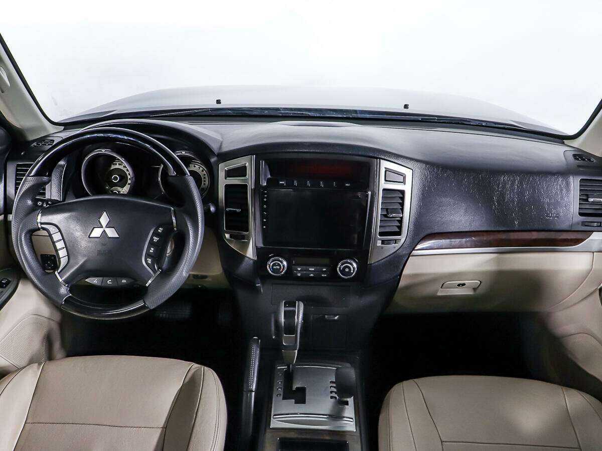 Mitsubishi Pajero с пробегом — 2017 год. Фото: #9
