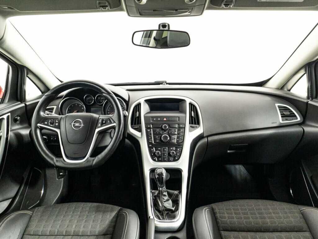 Opel Astra с пробегом — 2012 год. Фото: #12