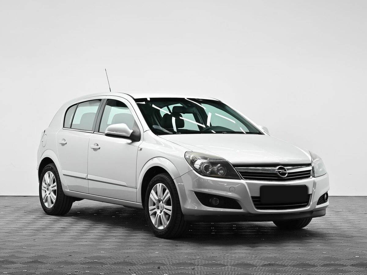 Opel Astra с пробегом — 2012 год. Фото: #1