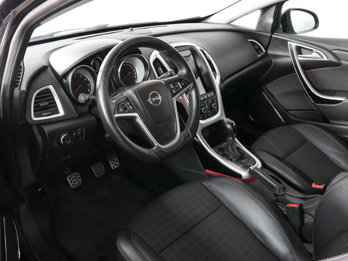 Opel Astra с пробегом — 2013 год. Фото: #4