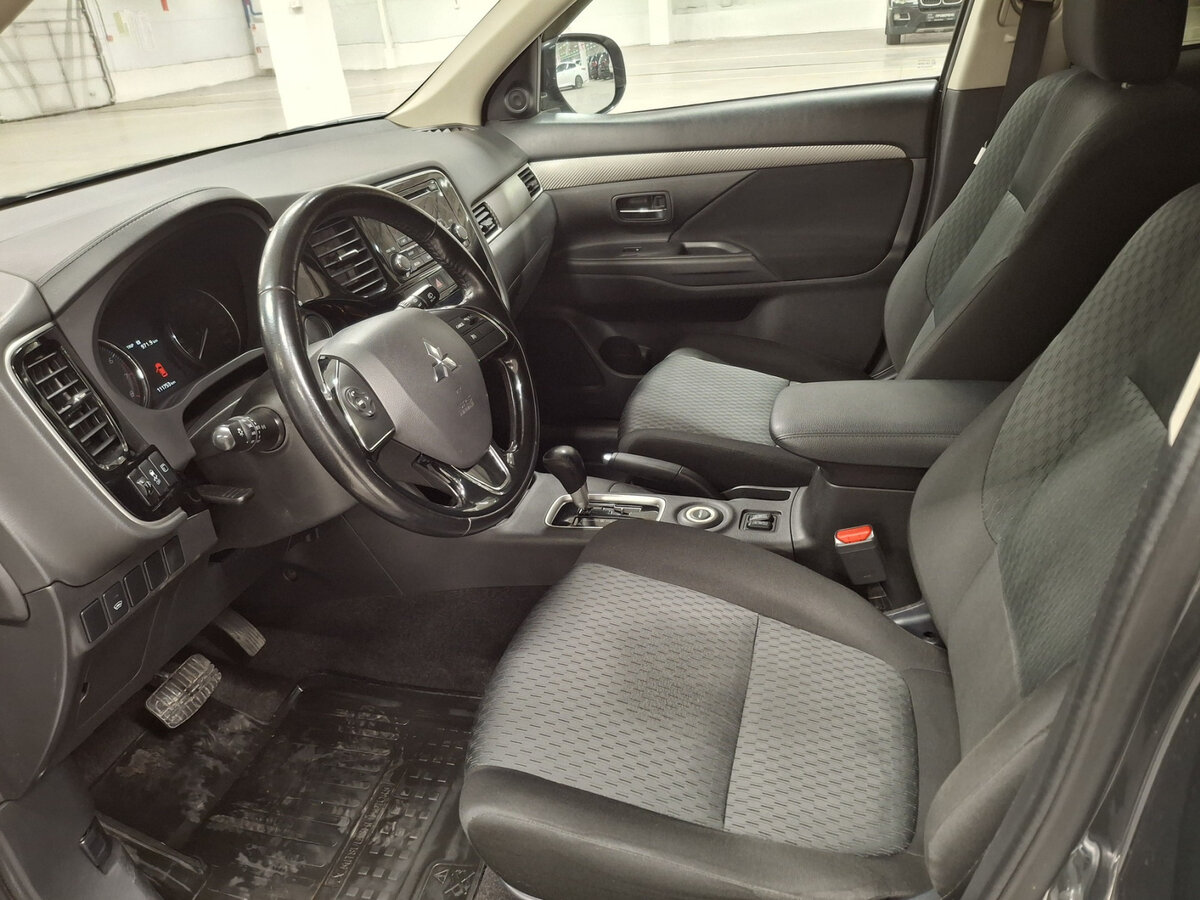 Mitsubishi Outlander с пробегом — 2015 год. Фото: #14