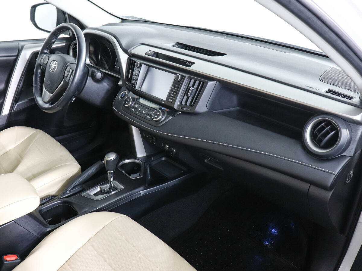 Toyota RAV4 с пробегом — 2017 год. Фото: #9