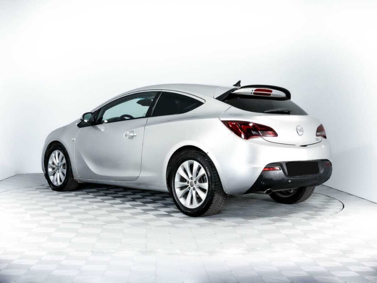 Opel Astra с пробегом — 2012 год. Фото: #6