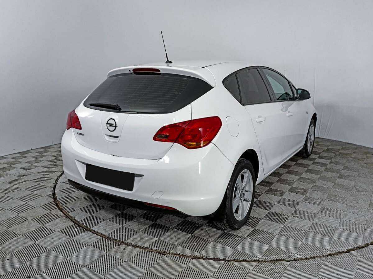 Opel Astra с пробегом — 2011 год. Фото: #4