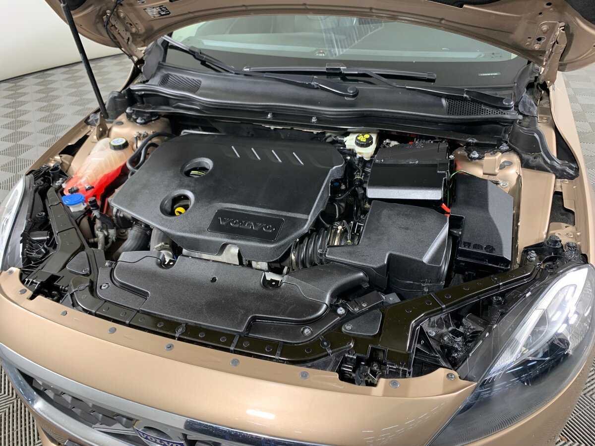 Volvo V40 с пробегом — 2015 год. Фото: #10