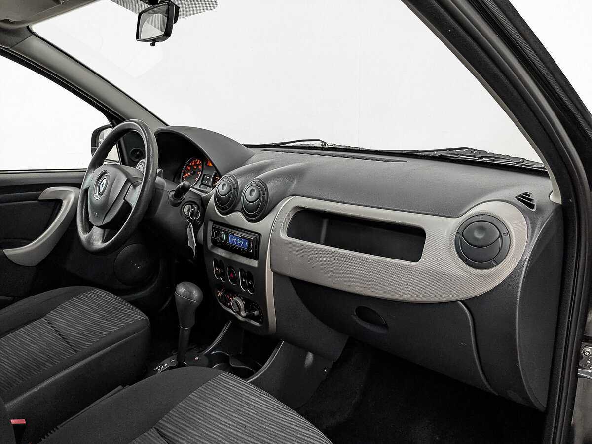 Renault Sandero с пробегом — 2012 год. Фото: #12