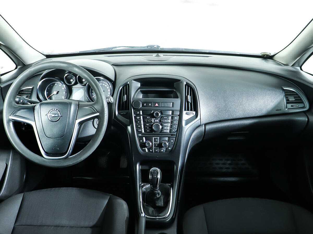 Opel Astra с пробегом — 2011 год. Фото: #10