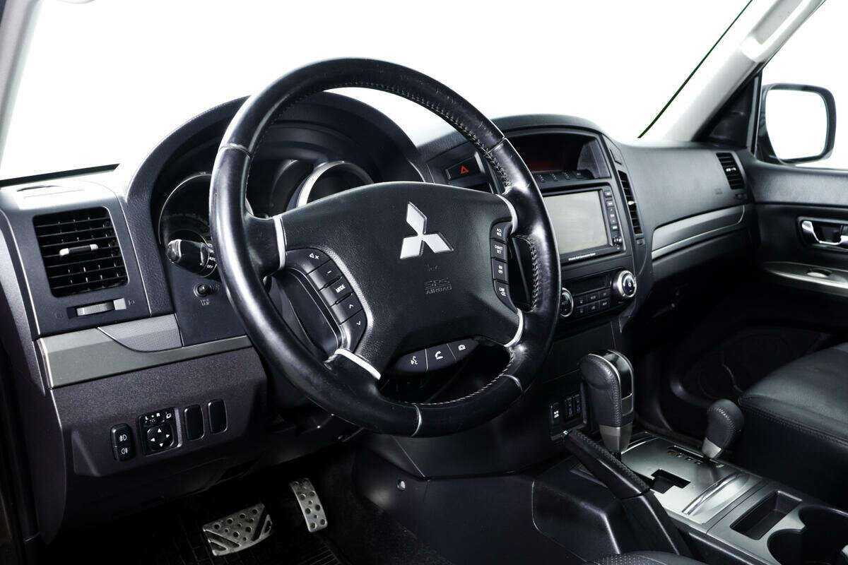 Mitsubishi Pajero с пробегом — 2011 год. Фото: #11