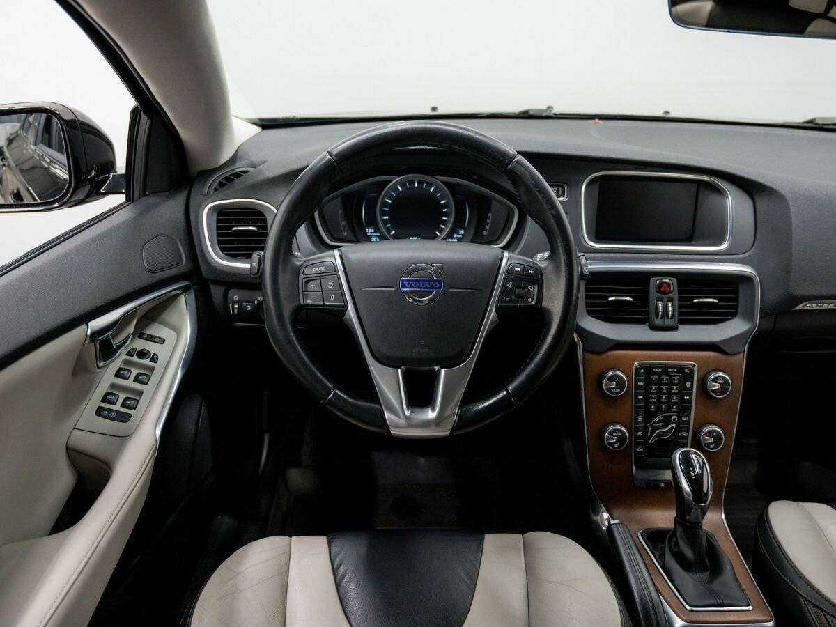 Volvo V40 Cross Country с пробегом — 2015 год. Фото: #8