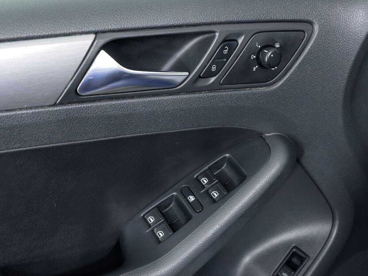 Volkswagen Jetta с пробегом — 2011 год. Фото: #11