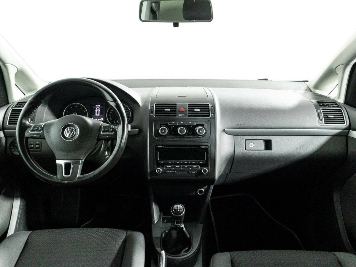 Volkswagen Touran с пробегом — 2012 год. Фото: #12