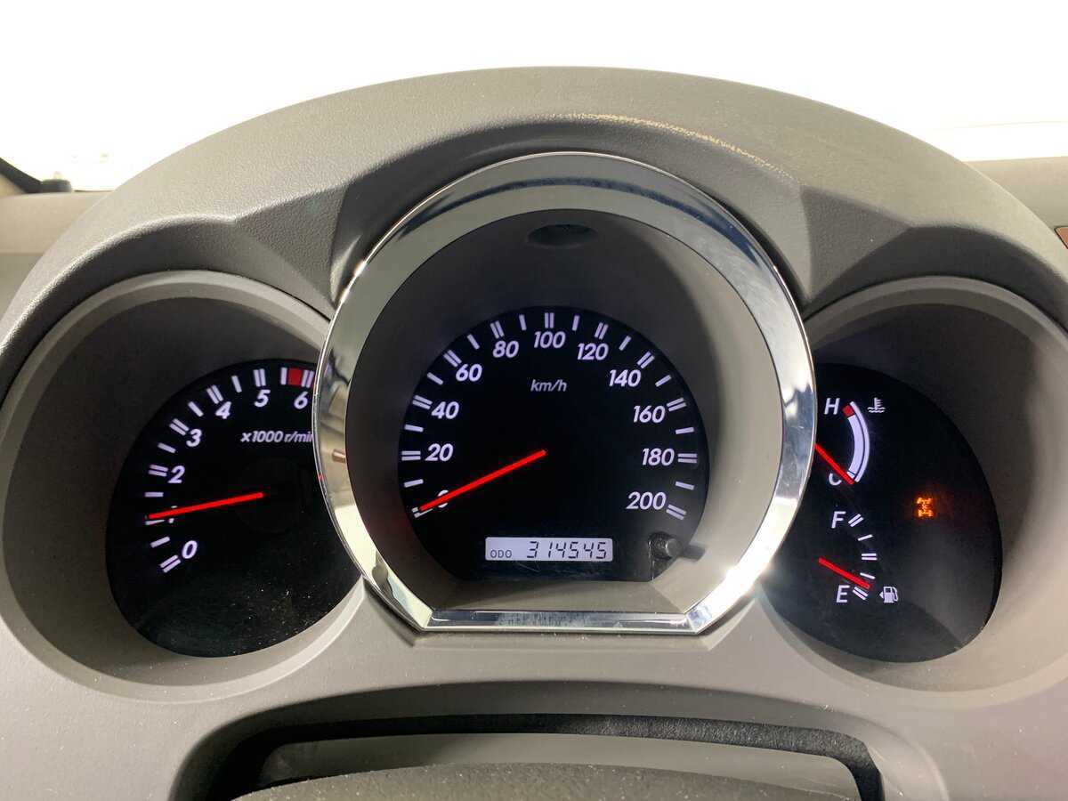 Toyota Fortuner с пробегом — 2011 год. Фото: #11