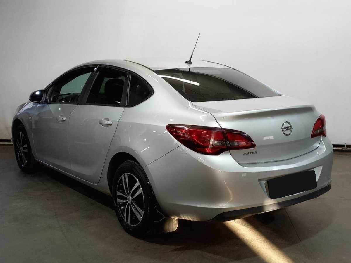 Opel Astra с пробегом — 2012 год. Фото: #6