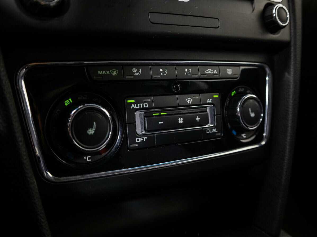 Skoda Superb с пробегом — 2011 год. Фото: #16