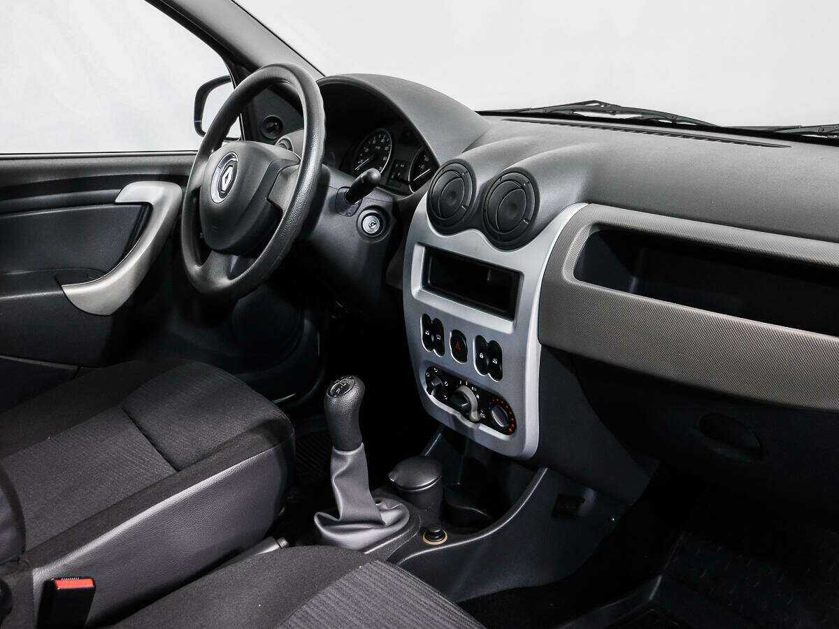 Renault Sandero с пробегом — 2010 год. Фото: #10