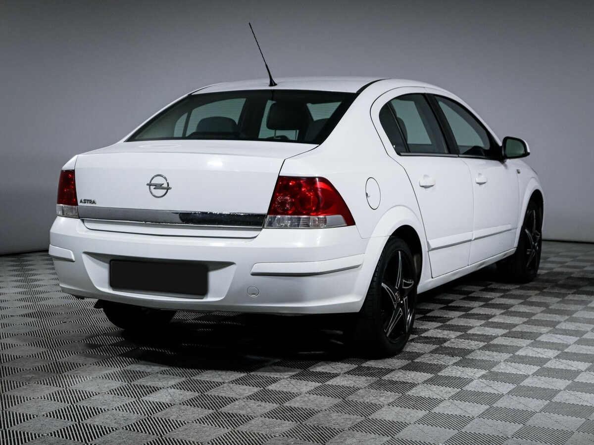 Opel Astra с пробегом — 2011 год. Фото: #3