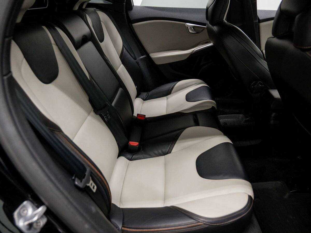 Volvo V40 Cross Country с пробегом — 2015 год. Фото: #7