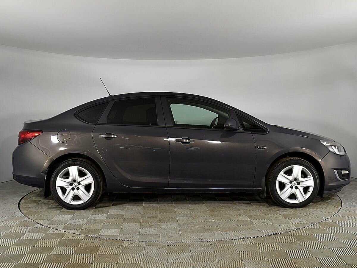 Opel Astra с пробегом — 2012 год. Фото: #4