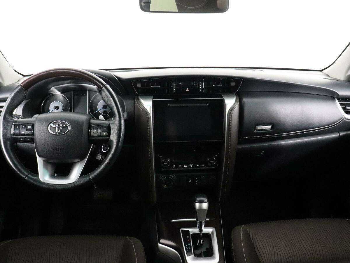 Toyota Fortuner с пробегом — 2017 год. Фото: #11