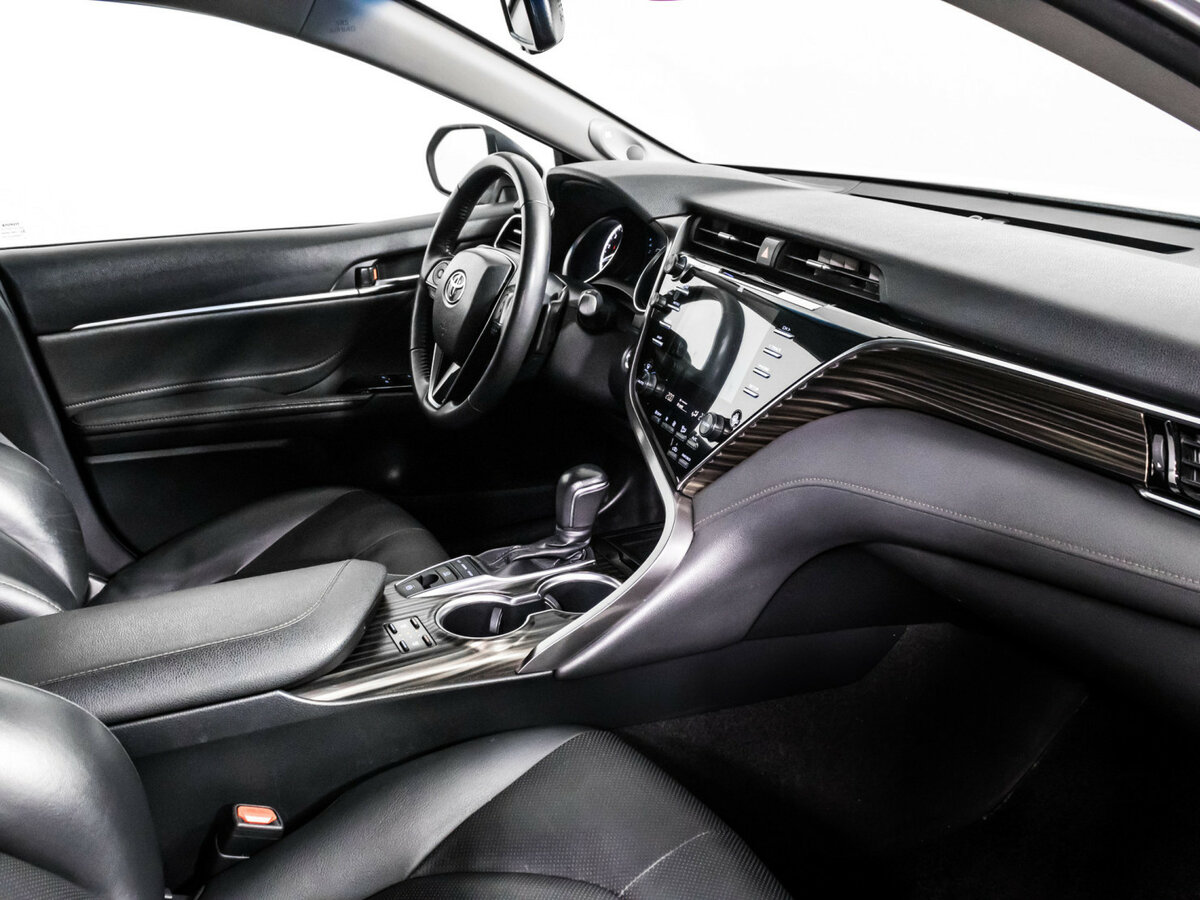 Toyota Camry с пробегом — 2018 год. Фото: #6