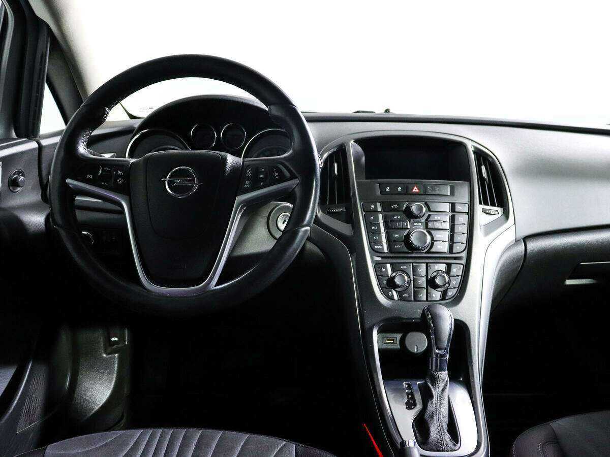 Opel Astra с пробегом — 2014 год. Фото: #9