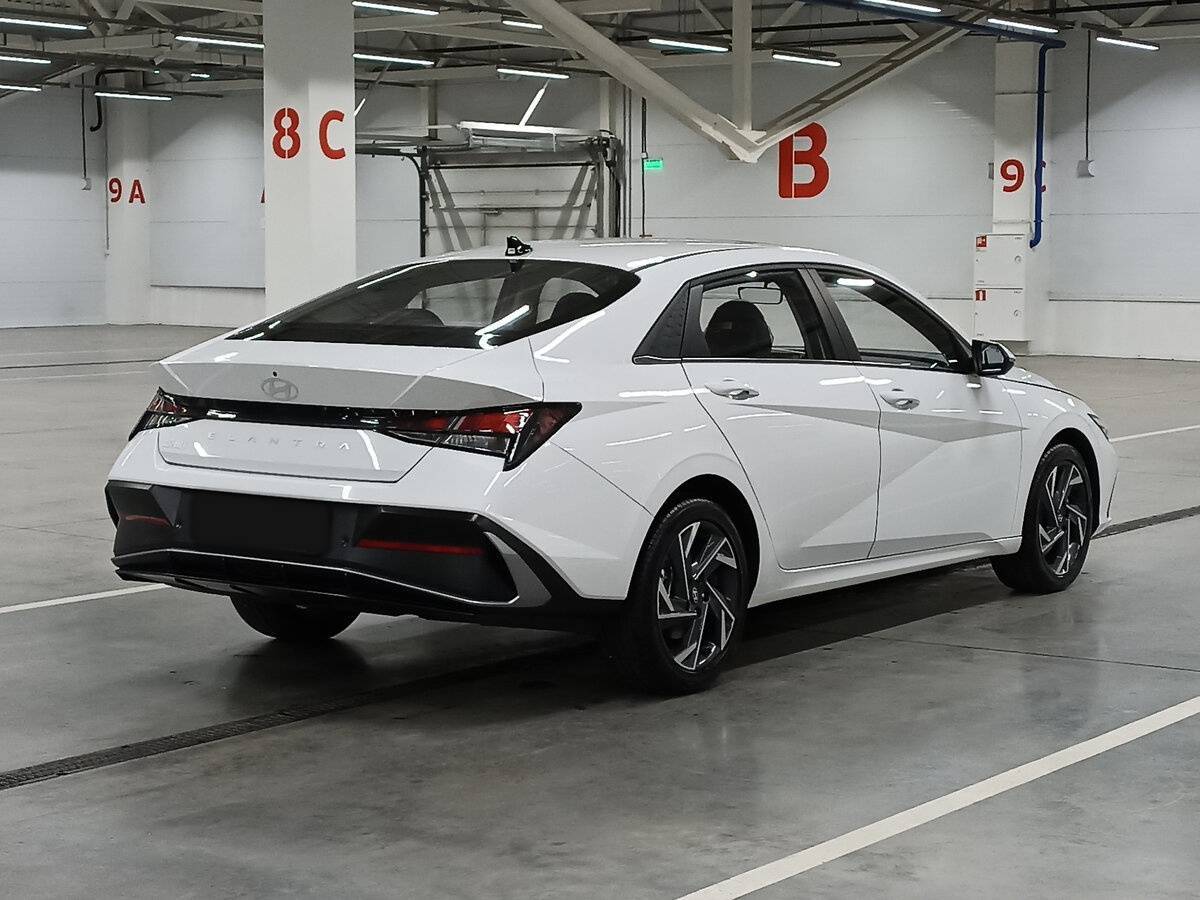 Hyundai Elantra с пробегом — 2023 год. Фото: #4