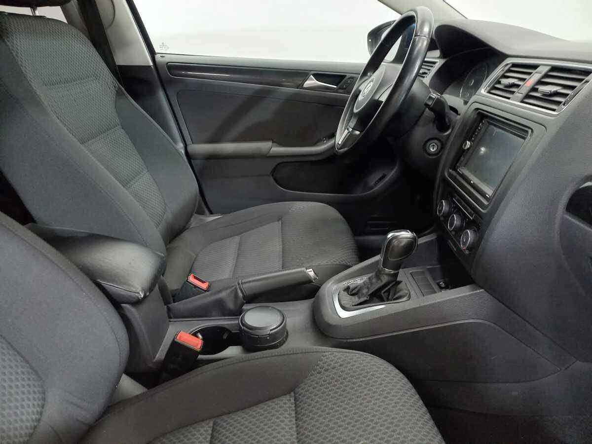 Volkswagen Jetta с пробегом — 2011 год. Фото: #9