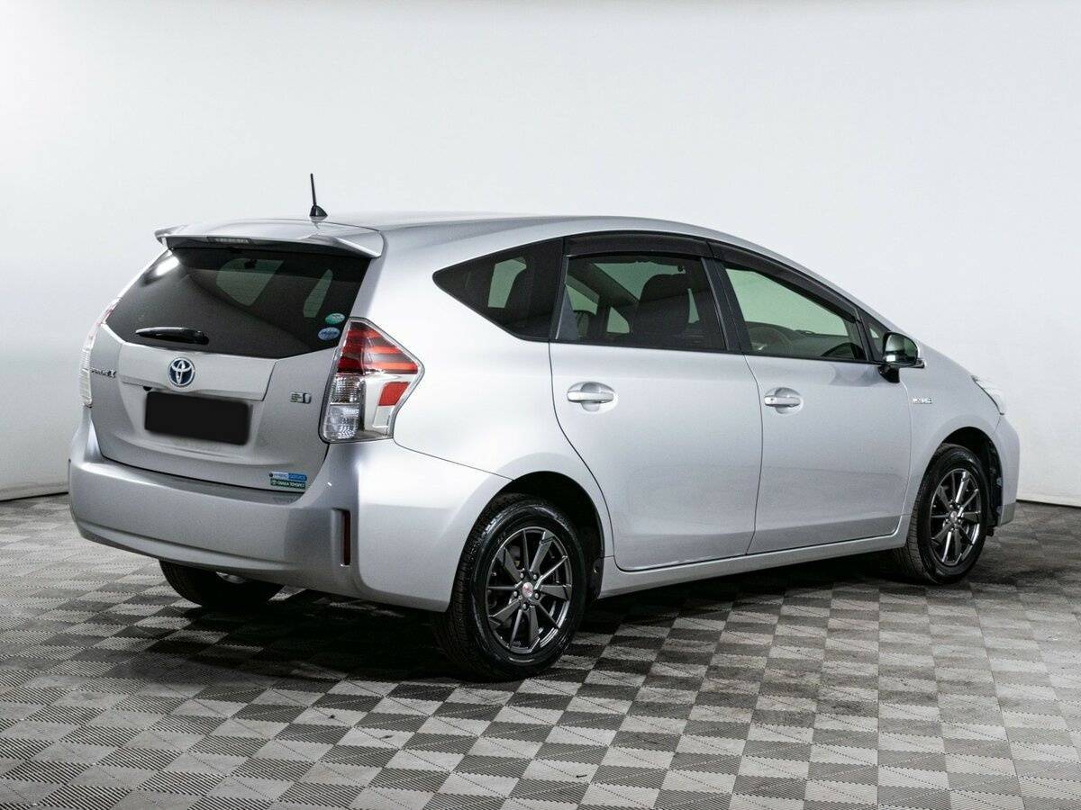 Toyota Prius Alpha с пробегом — 2017 год. Фото: #4